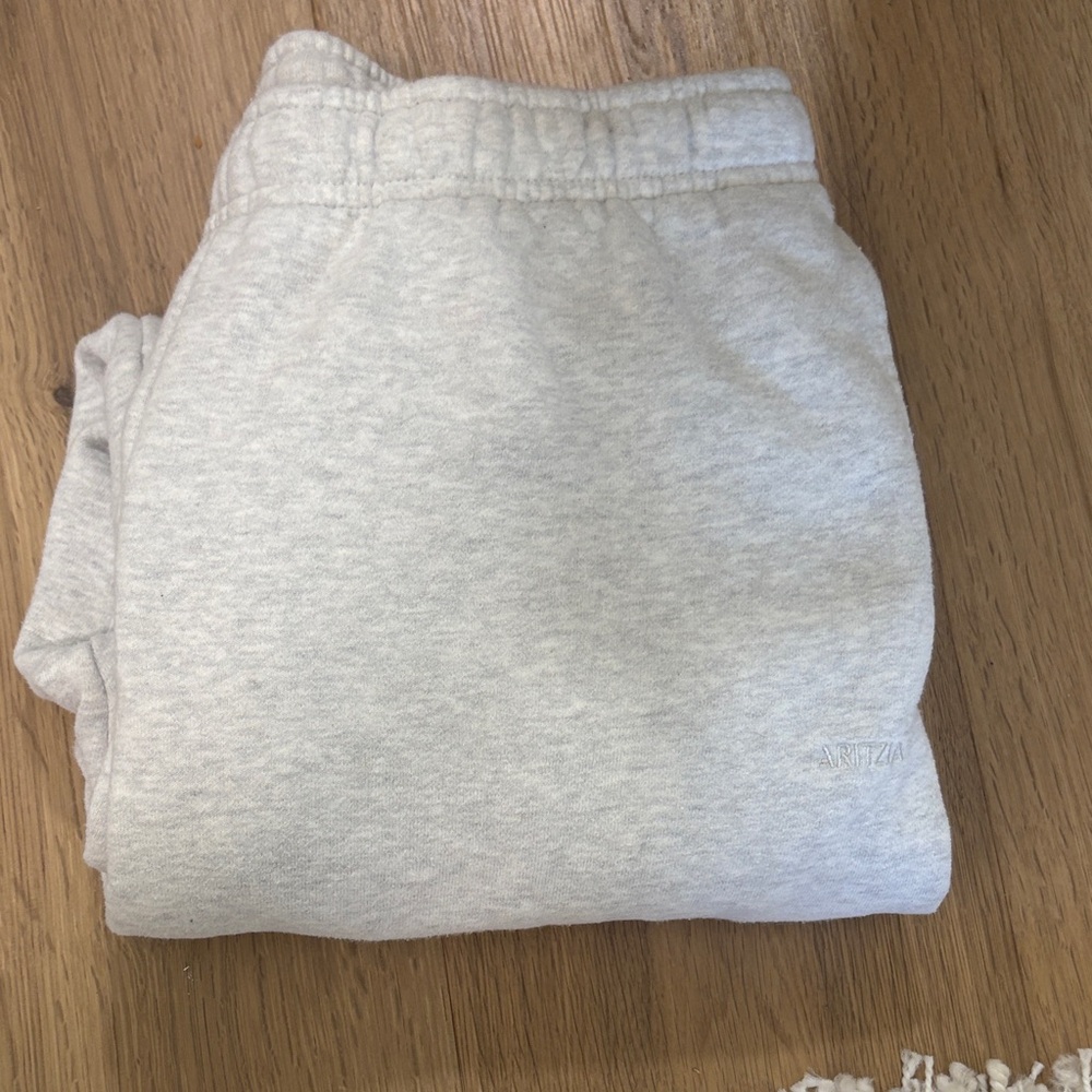 Aritzia Mega fit Sweatfleece Sweatpants Size Small. EUC. Same day ship